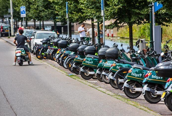 Deelscooters, huurscooters en elektrische scooters van het bedrijf Felyx op de Prinsessegracht in Den Haag. Foto: Frank Jansen