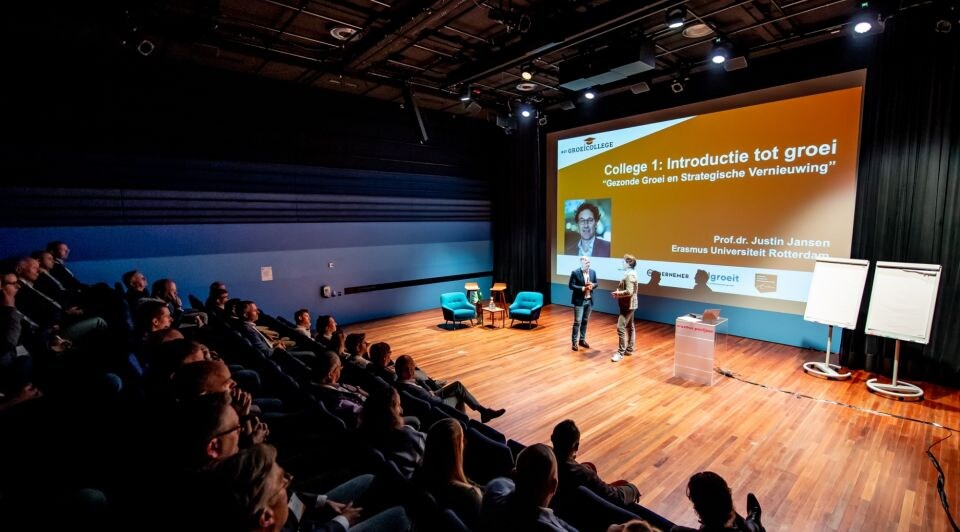Hoogleraar Ondernemerschap prof. dr. Justin Jansen (links), en Kees de Jong, oprichter van nlgroeit, tijdens de opleidingsdag van Het Groeicollege. Foto: Nico Alsemgeest.