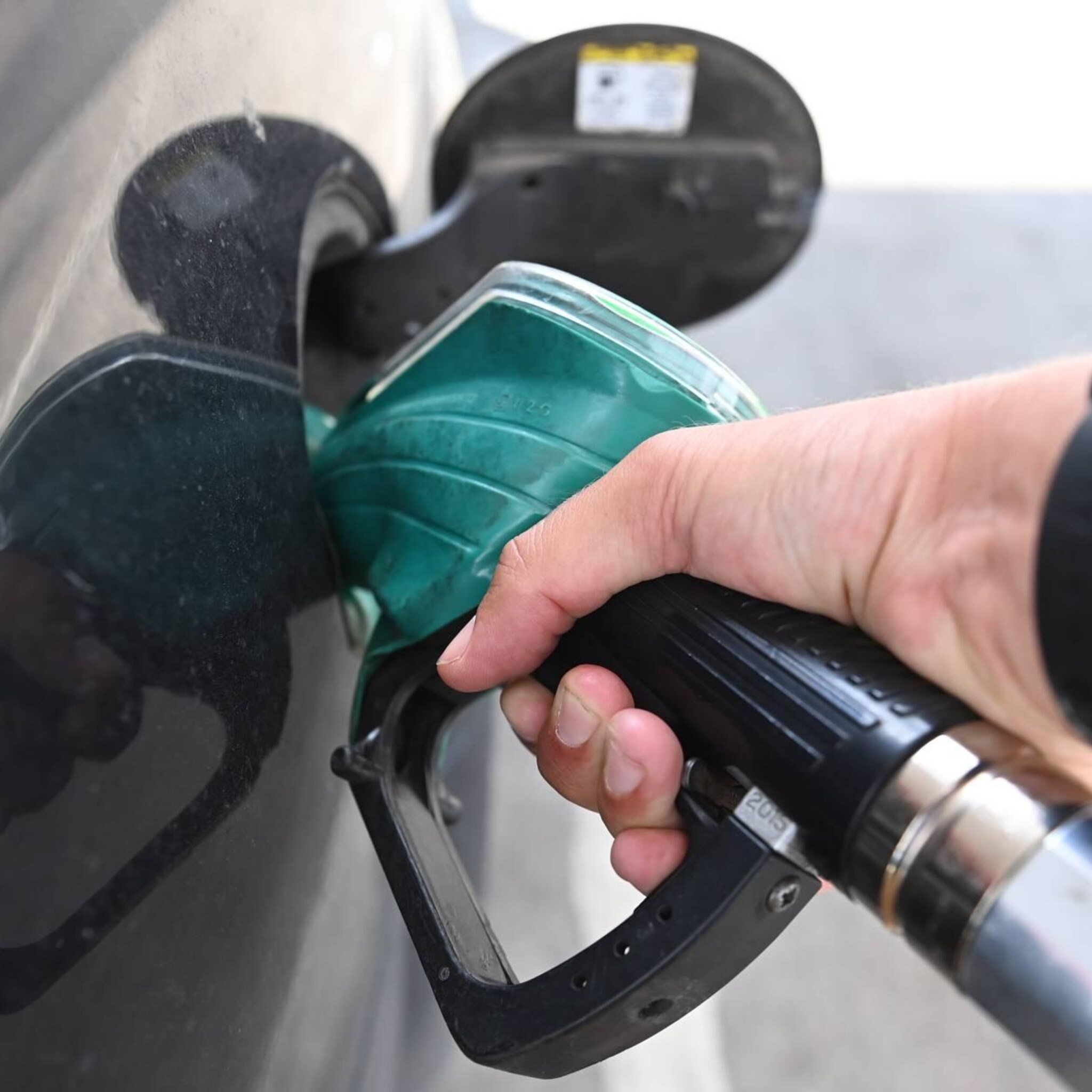 flink gedaalde olieprijs ook te zien bij prijzen aan pomp