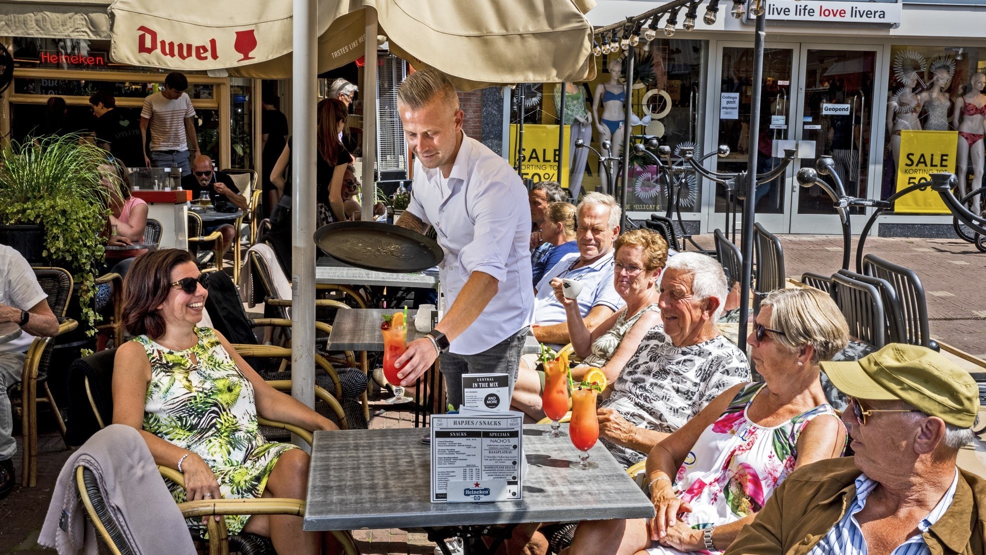 Drukte op een zomers terras in Gouda. Foto: Frank de Roo