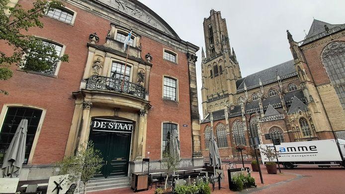 Grand café De Staat in Arnhem. De horecagelegenheid in De Waag sluit noodgedwongen de deuren vanwege de gestegen kosten. Foto: DG