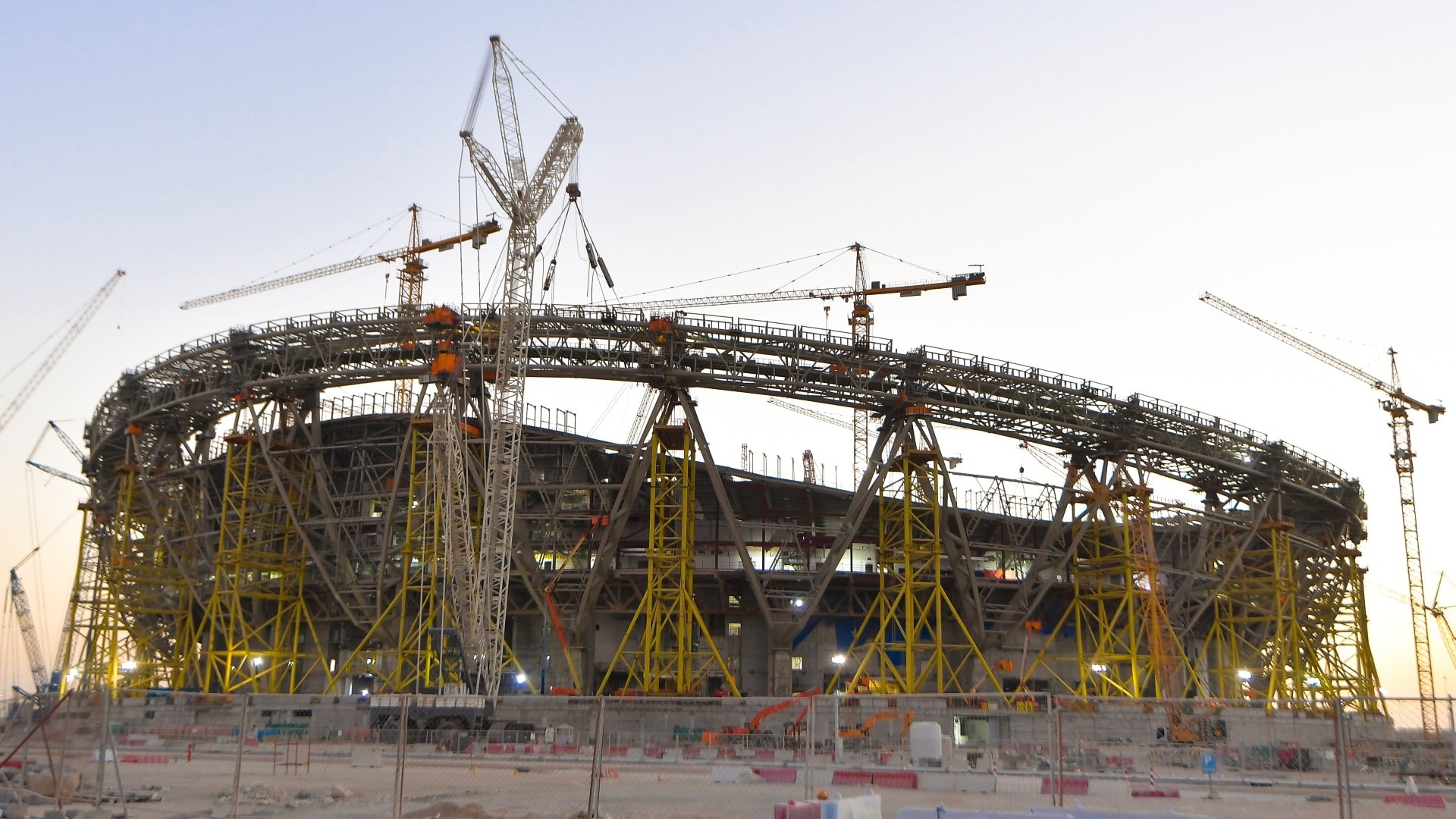 Het Lusail Stadium in aanbouw. In het gigantische bouwwerk worden tijdens het WK slechts twee wedstrijden gespeeld Foto: Shutterstock