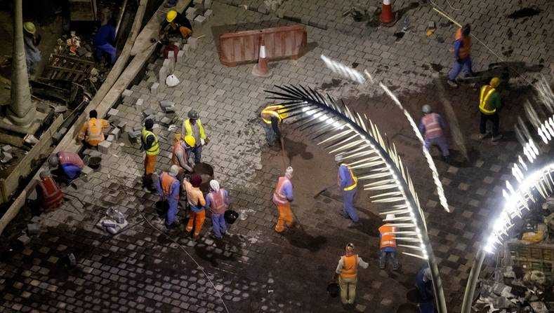 Werkzaamheden aan een plein in de wijk West Bay in Doha. Foto: ANP