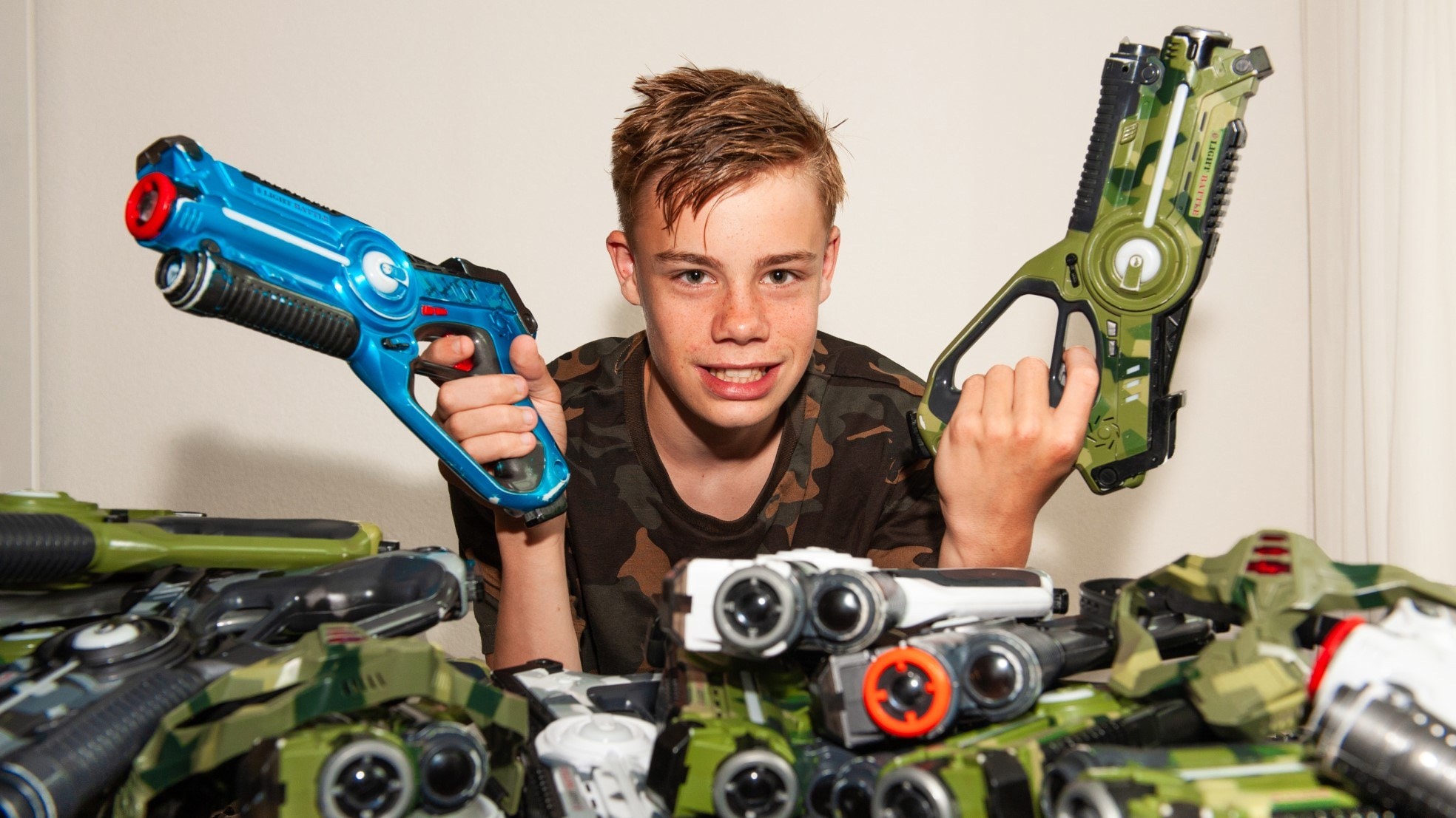 Reyer Zwanenburg heeft zijn business in laserguns inmiddels uitgebreid naar 31 stuks. Foto: Sandra Zeilstra