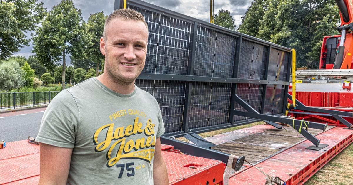 Rens van Gurp staat bij zijn oplaadstation, dat elk moment geplaatst kan gaan worden. Foto: Frans Paalman