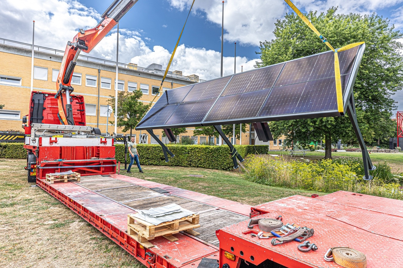 De Hive ’n Drive wordt geplaatst. Foto: Frans Paalman
