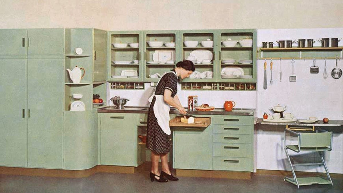 Als kleur voor de eerste functionele Bruynzeel-keuken die Piet Zwart ontwierp, koos toenmalig directeur Cees Bruynzeel voor varengroen. Dat deed hij omdat hij voor zijn vrouw, toen ze elkaar net kenden, een zomerjurk in die kleur had gekocht. Foto: Bruynzeel Keukens