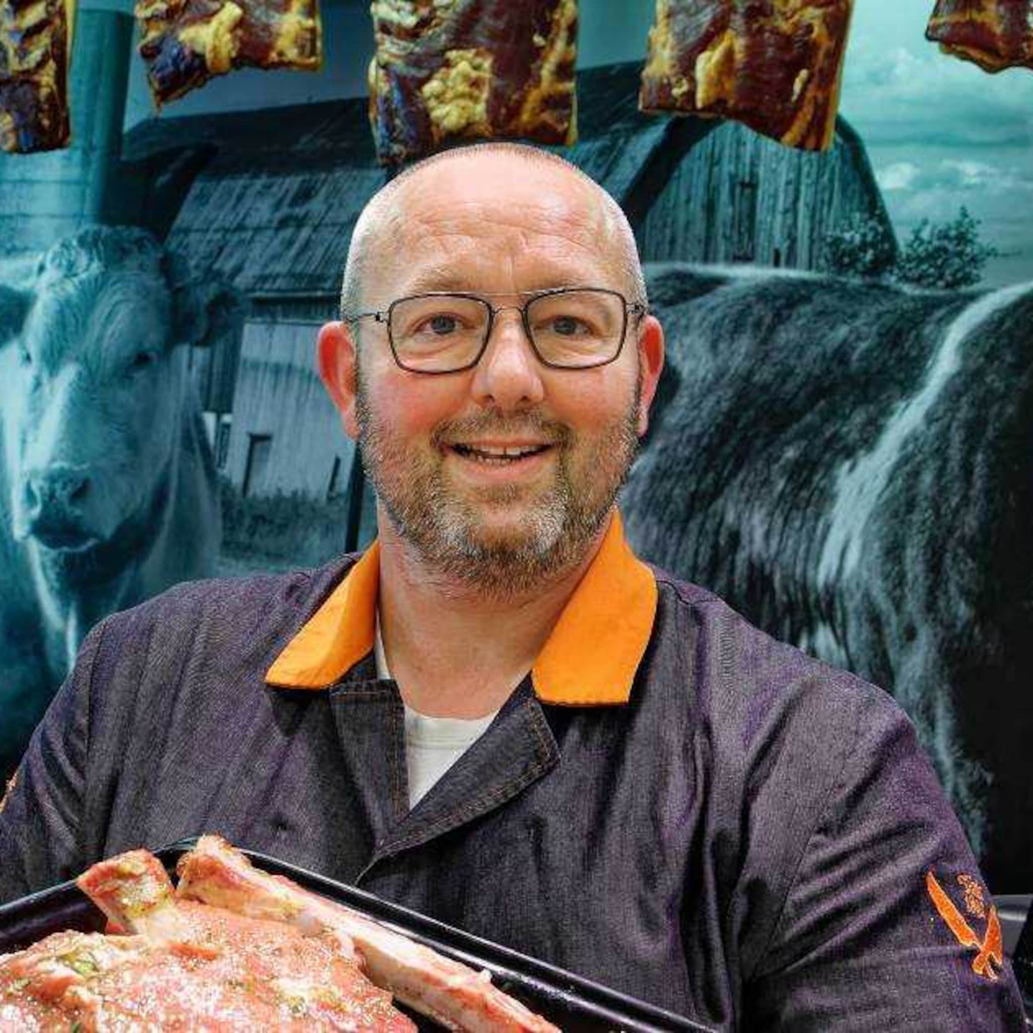 slager dennis hakt live zijn varken aan stukken in een show met rockmuziek