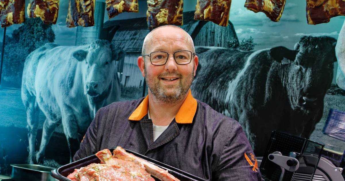 Slager Dennis van de Ven hakte live voor publiek een varken aan stukken. Foto: Jan Zandee