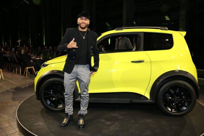 De Braziliaanse topvoetballer Neymar bij een nieuwe elektrische auto van Next.e.Go, eerder dit jaar. Foto: Getty Images/Next.e.GO Mobil.