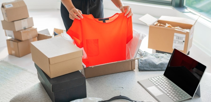 Bestellen, passen en terugsturen kost straks geld. Foto: Shutterstock.