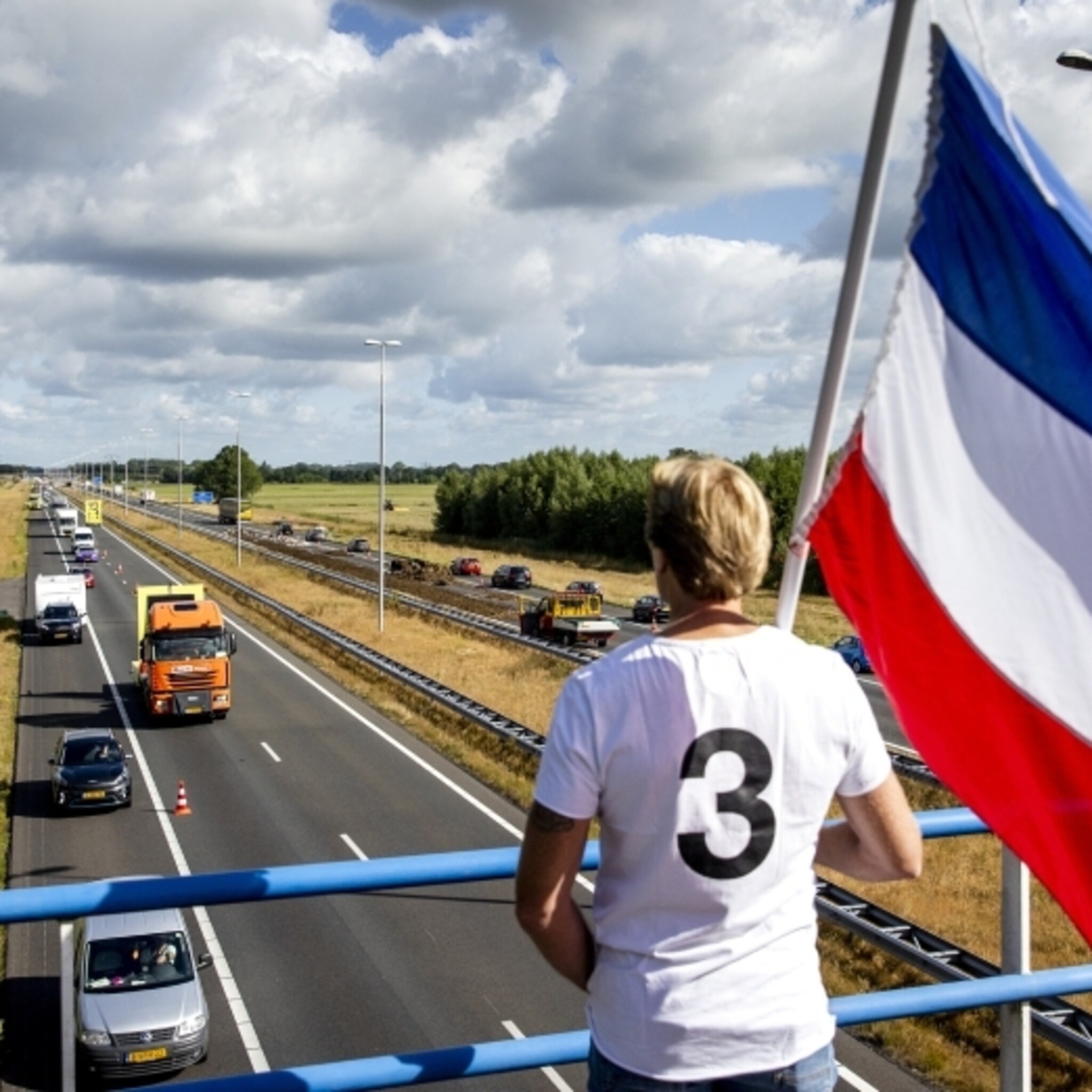vlaggenverkoper verdient goed aan boerenprotest met omgekeerde vlag