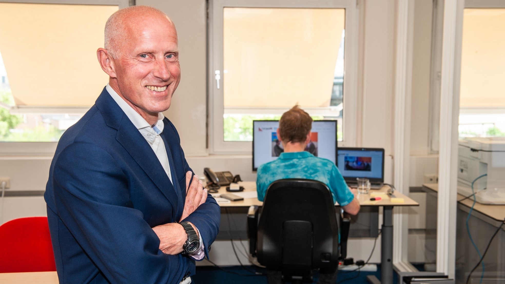 Directeur Addy Borst met een van zijn medewerkers op de achtergrond. Foto: Sandra Zeilstra