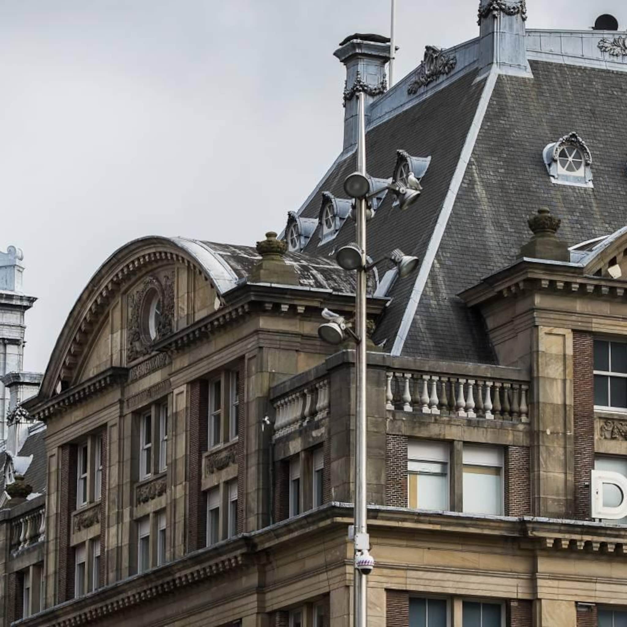 de bijenkorf paar avonden eerder dicht om zomers personeelsgebrek