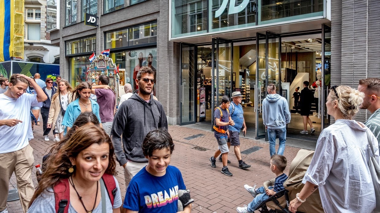 Opendeurbeleid in de Kalverstraat, ondanks de gestegen energieprijzen. Foto: Raymond Rutting/de Volkskrant