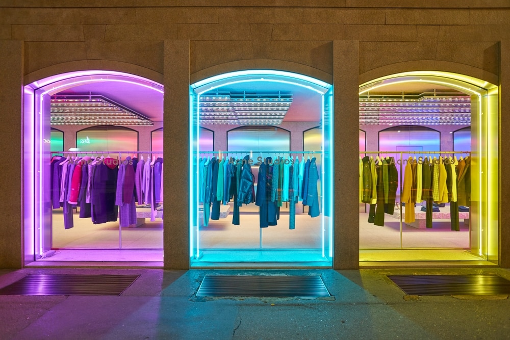Verlichting van een etalage vergt stroom. Foto: Shutterstock