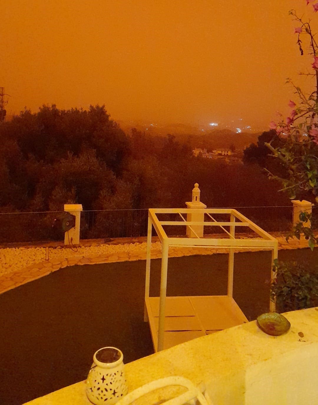 De Calima: een storm waarbij Saharazand door de lucht wordt geblazen dat de hele omgeving oranje kleurt.