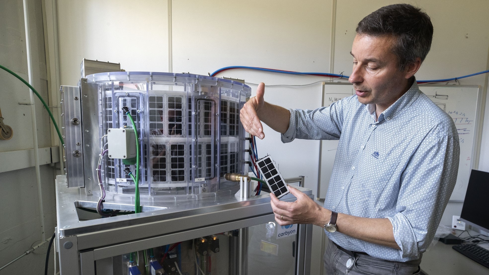 Hans de Neve, oprichter van Carbyon. Hij ontwikkelt een filter om co2 uit de lucht te halen. Foto: Kees Martens/DCI Media