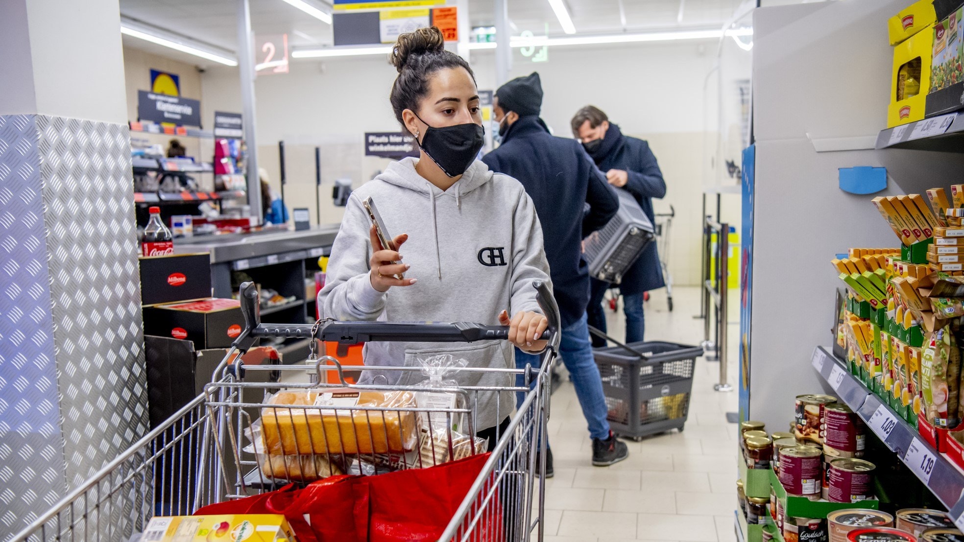 Met een mondkapje op boodschappen doen. Dit najaar weer verplicht? Foto: ANP