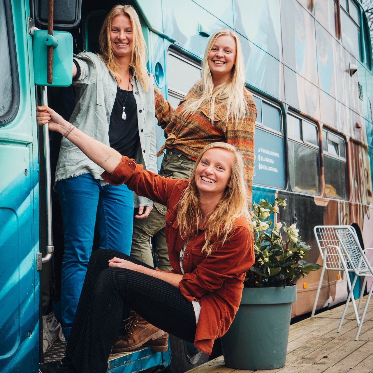 De vrouwen van La Karavana: Jolisa van Leeuwen (links), Eileen Helfferich (rechts) en Saskia van Leeuwen (onder). Foto: Freek van der Weijden