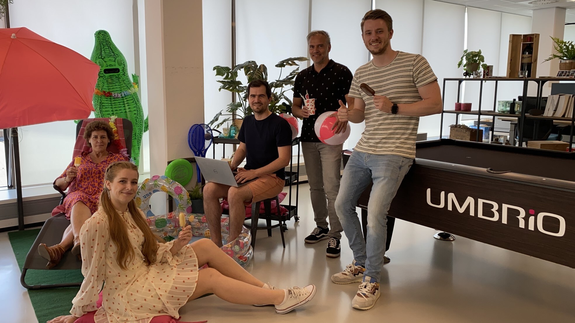 De werknemers van UMBRiO houden hun hoofd koel op kantoor met ijsjes, drankjes en vermaak. Foto: privé-archief