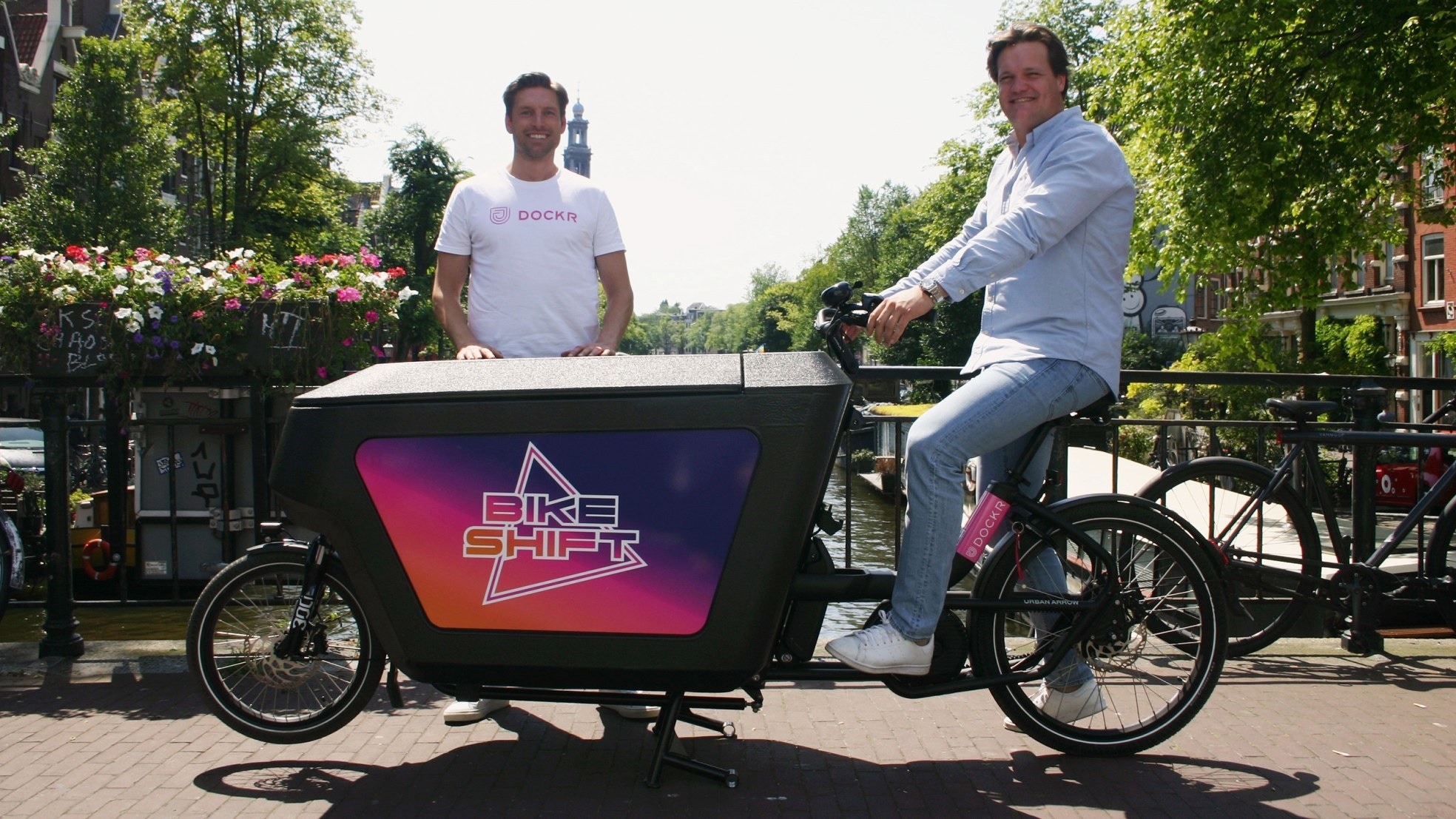 Lodewijk van Nooten (op de bakfiets) van Bikeshift met Robert Jan Koopman van DOCKR.