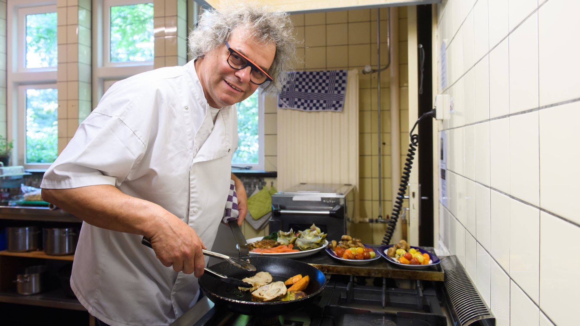 Zelfstandig kok Peter Kesseler druk in de keuken.