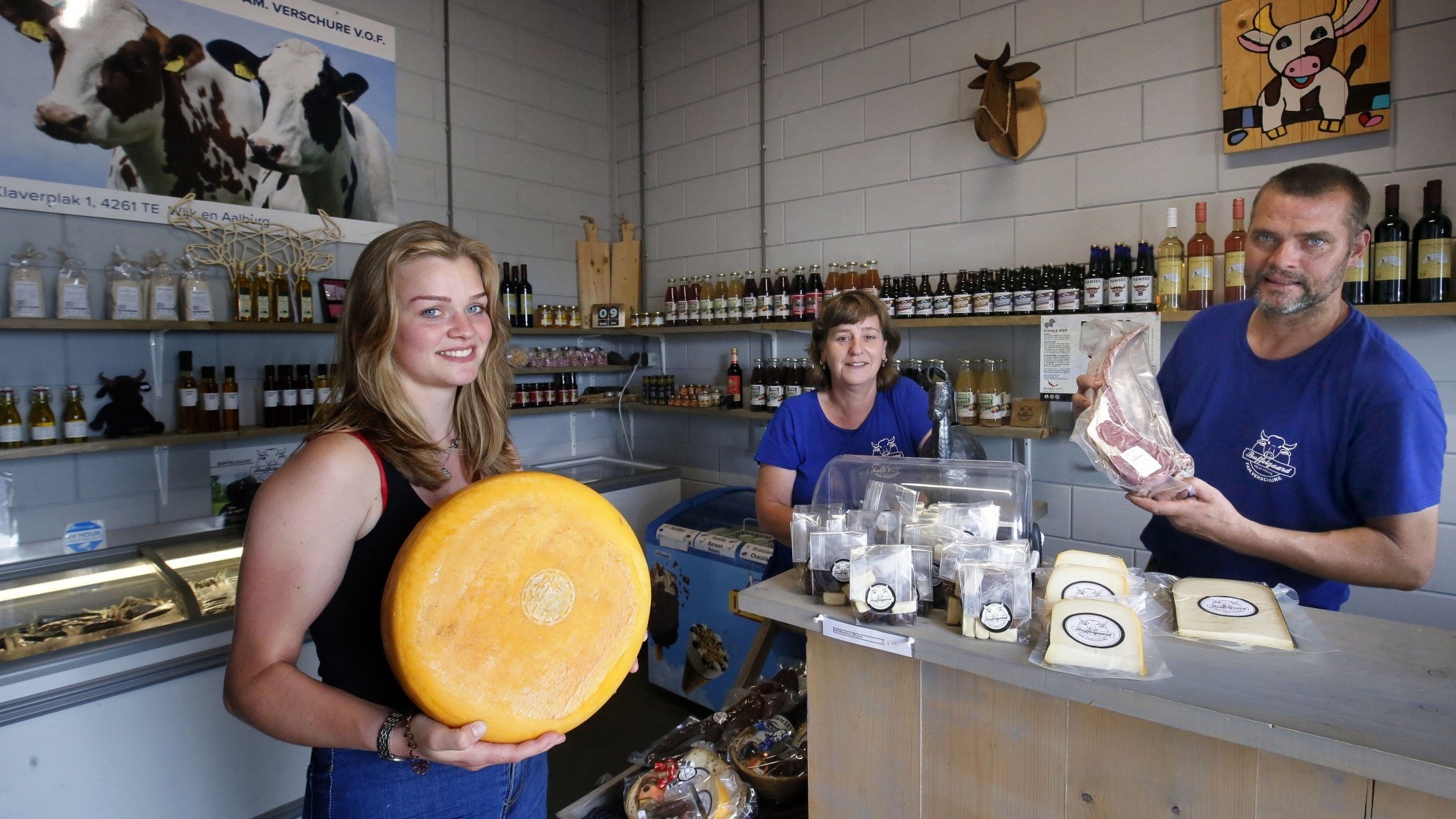 De familie Verschure van de Buffelgaard in Wijk en Aalburg tussen hun buffelproducten in de winkel bij de boerderij. Links dochter Michelle, midden moeder Monique en rechts vader Richard Verschure. Foto's: Cor de Cock