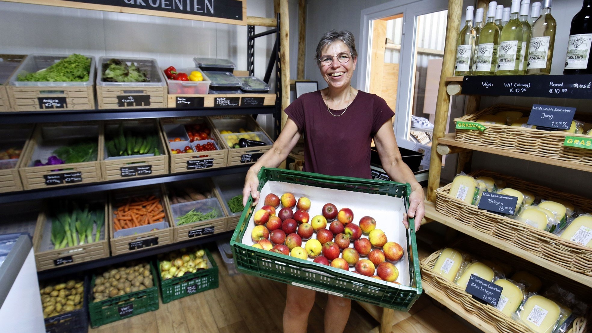 Nelie Slob toont de vele producten van bio-boerenwinkel Symbiose in Noordeloos. De laatste weken trekt Symbiose beduidend meer klanten.