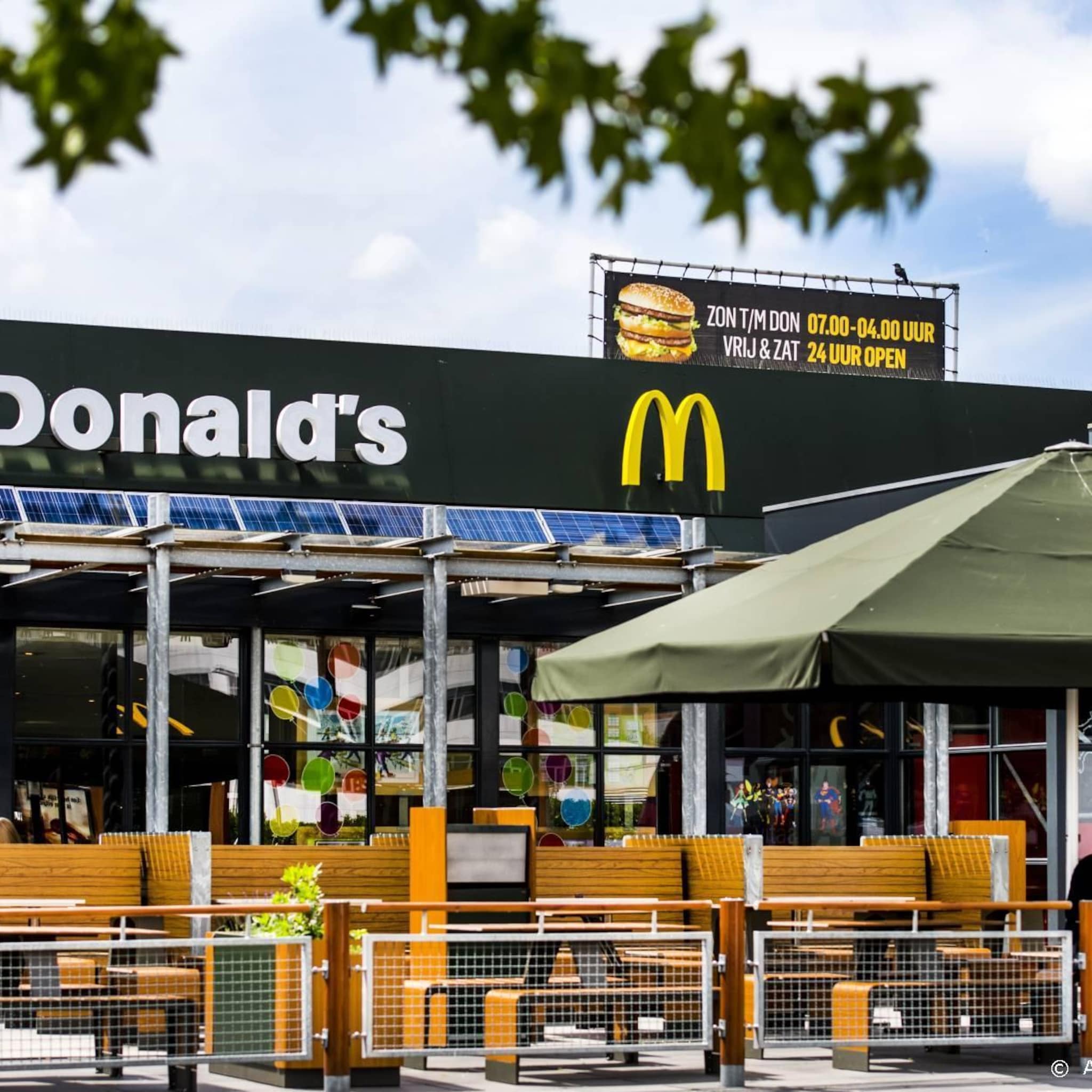 meer eet en drinkgelegenheden maar minder chique restaurants