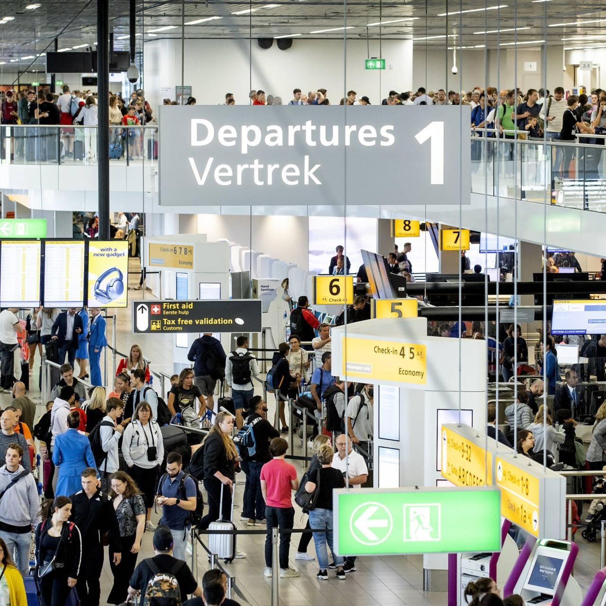 schiphol drukker dan vorig jaar maar minder druk dan voor corona