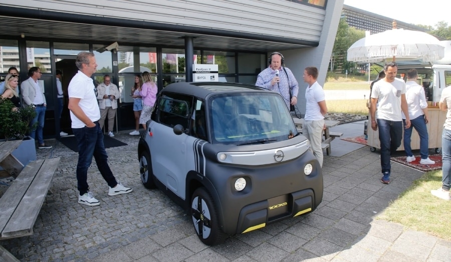 Jeroen Maas (links) van Opel Nederland met presentator Roland Tameling. Foto: YouTube.