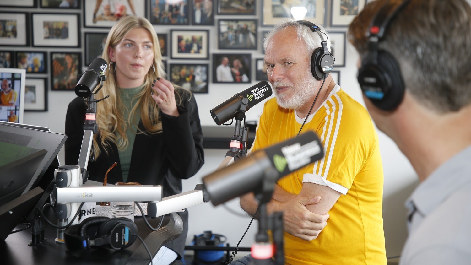 Nico Dijkshoorn tussen twee andere gasten in de studio tijdens De Ondernemer Live XL. Foto: Ruud Voest