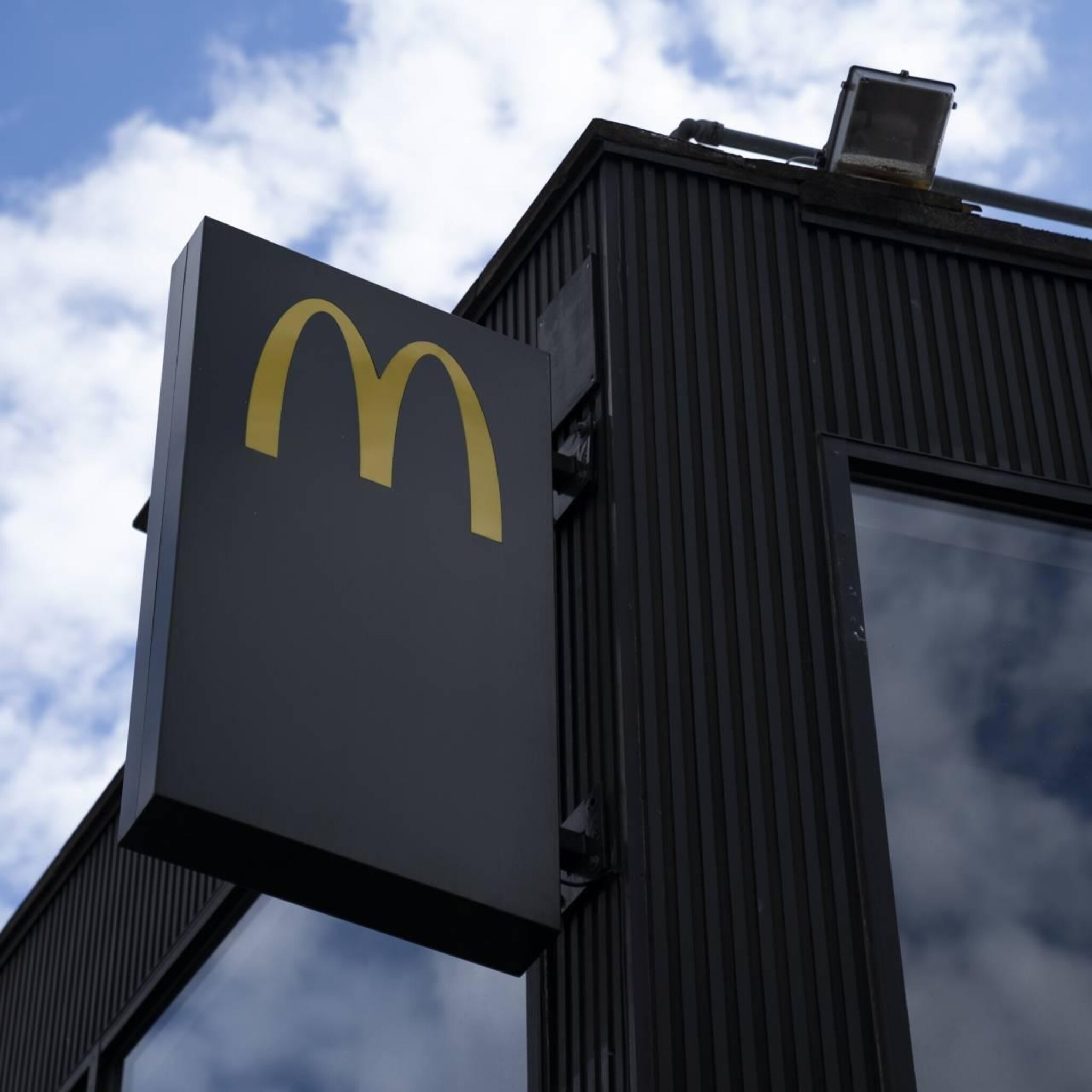 mcdonald s maakt terrassen rookvrij