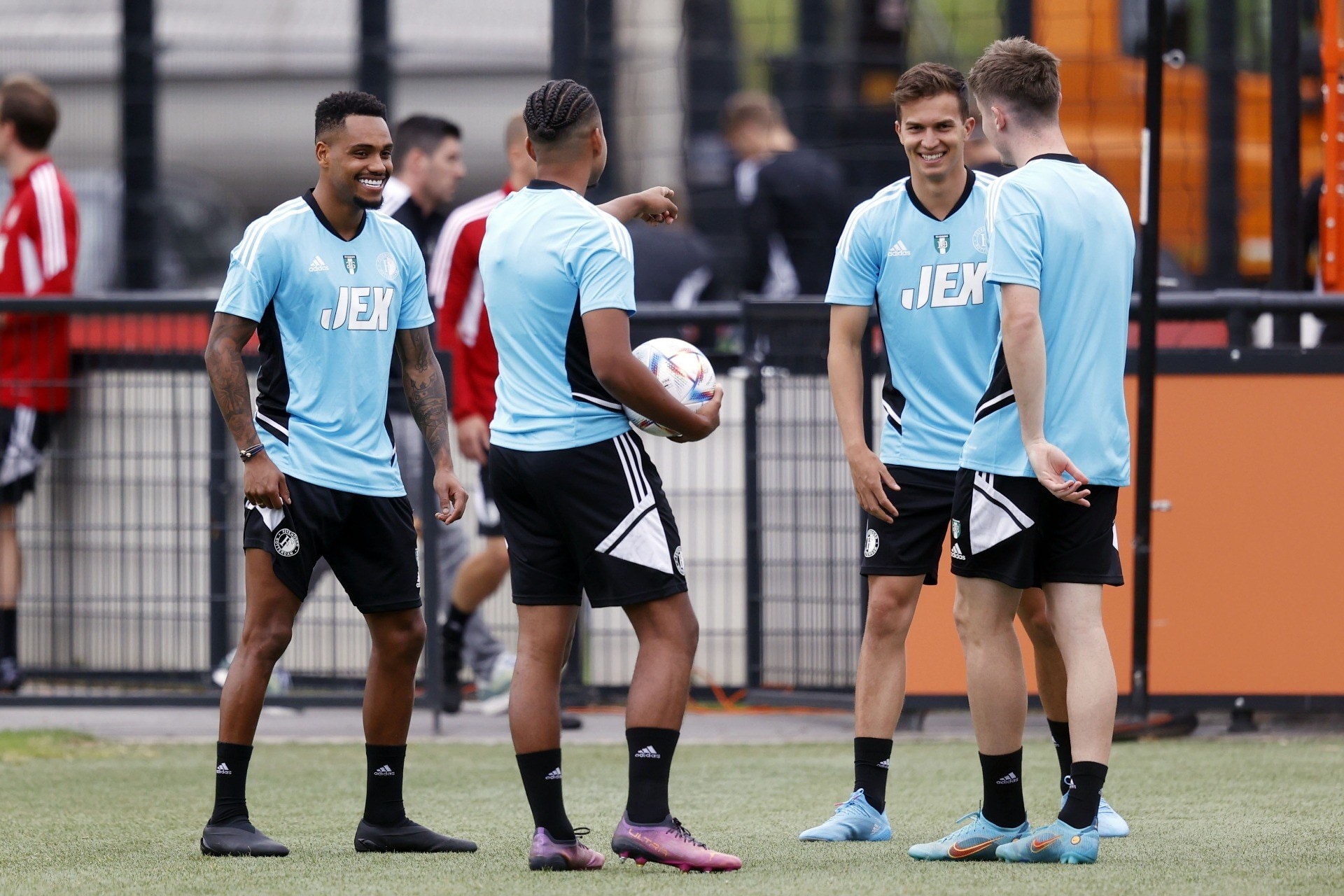 Spelers van Feyenoord in trainingskleding met shirtsponsor Jex. Foto: ANP/Pieter Stam de Jonge