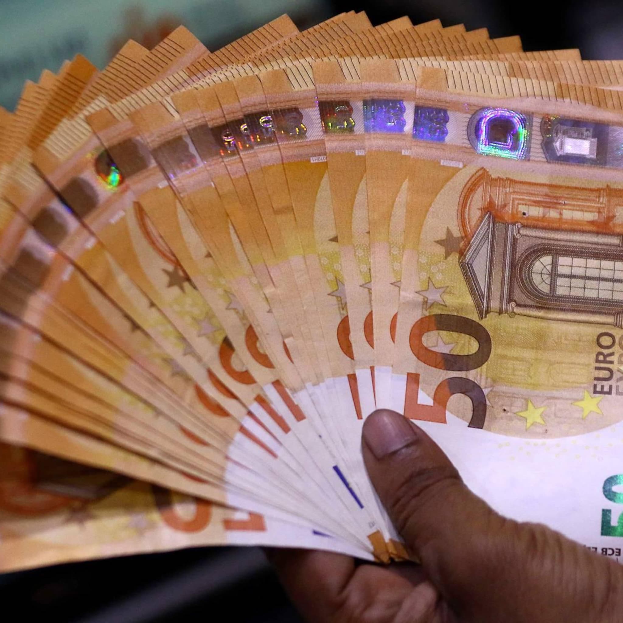 euro voor het eerst in 20 jaar evenveel waard als dollar