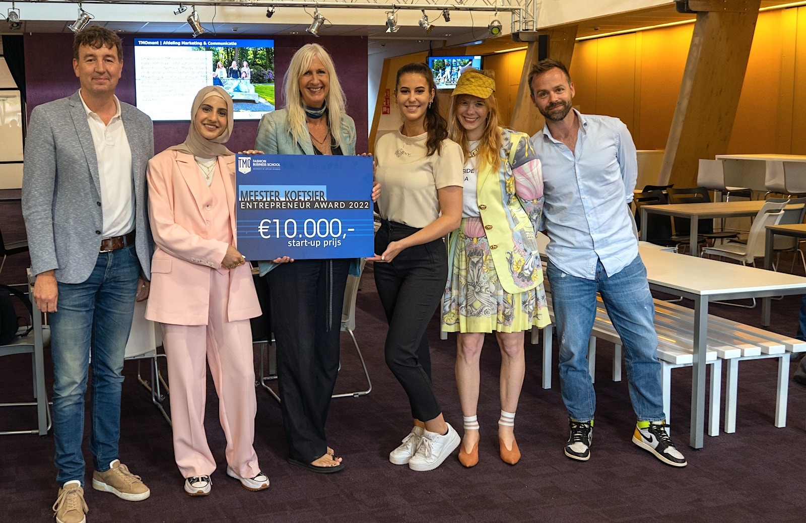 Winnaars Sara Al-Sarayfi en Lotte Berbers met hun prijs.