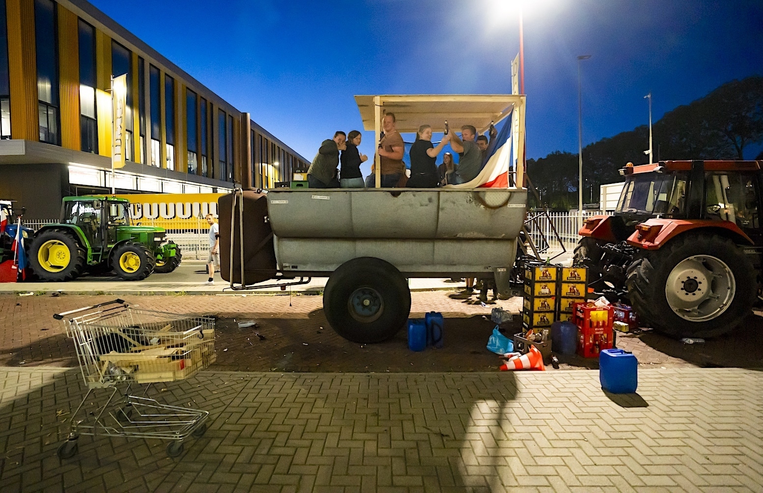Vanwege boerenblokkades bij distributiecentra kunnen sommige producten niet geleverd worden. Foto: ANP.