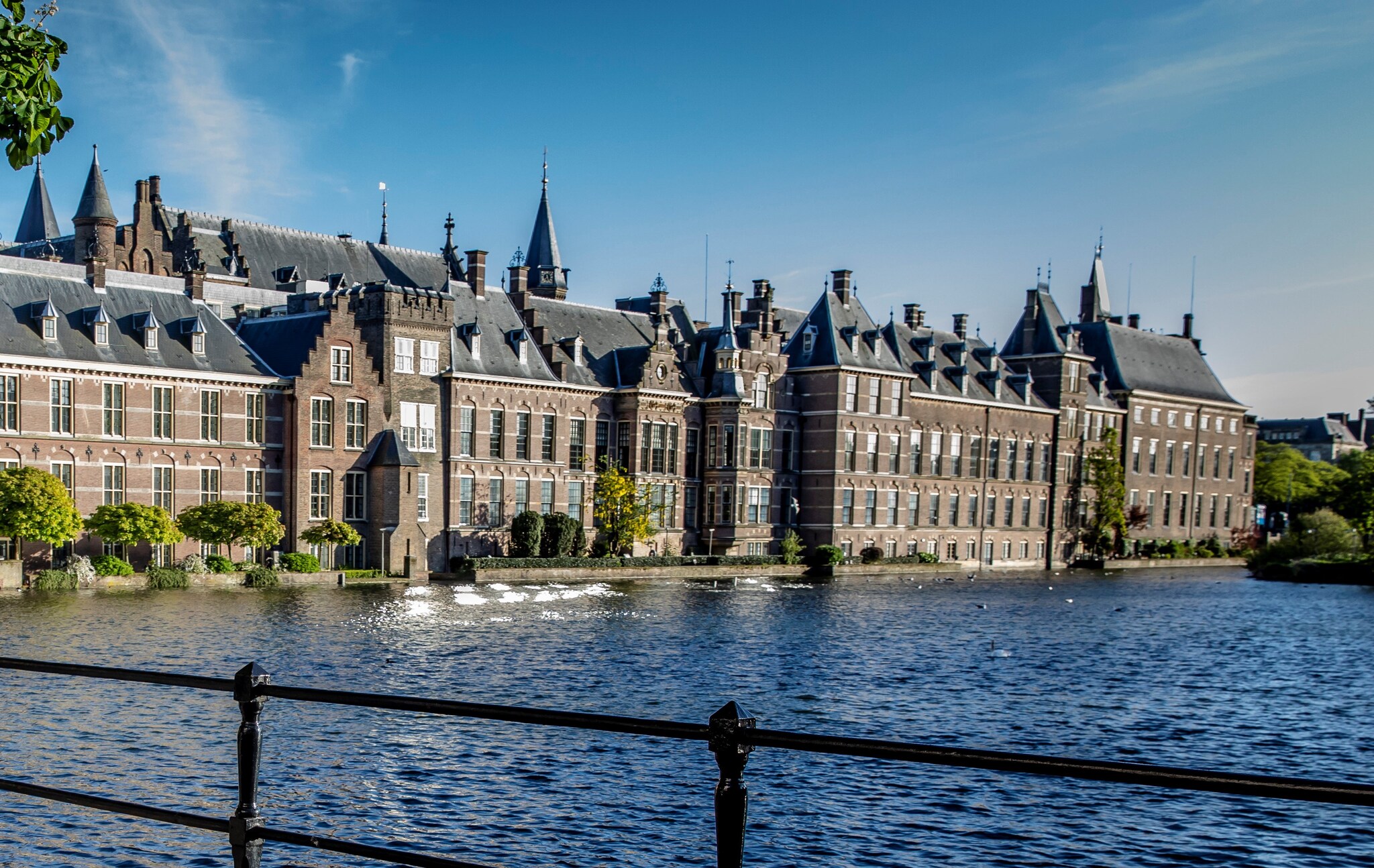 Het BInnenhof, Den Haag. ,,De combinatie van bestuurlijke onmacht en de overtuiging dat onze welvaart vanzelfsprekend is, leidt ertoe dat wij met vuur spelen".