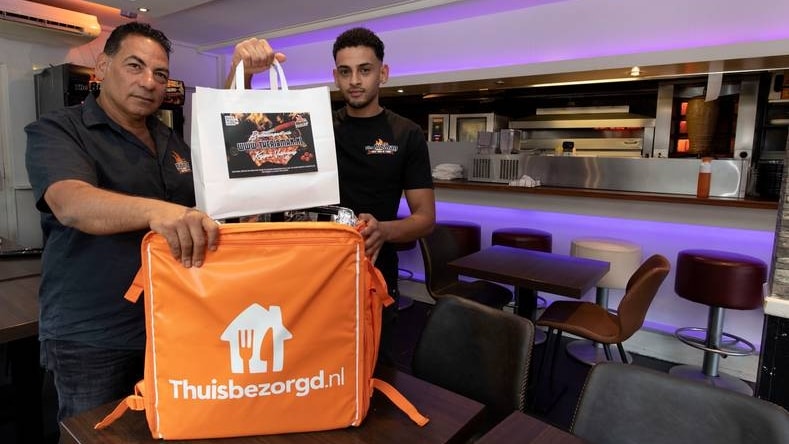 Ali Badr en zijn zoon Amir van The Ribman uiten hun frustratie nadat Thuisbezorgd opnieuw de commissie heeft verhoogd. Frans Nikkes Fotografie