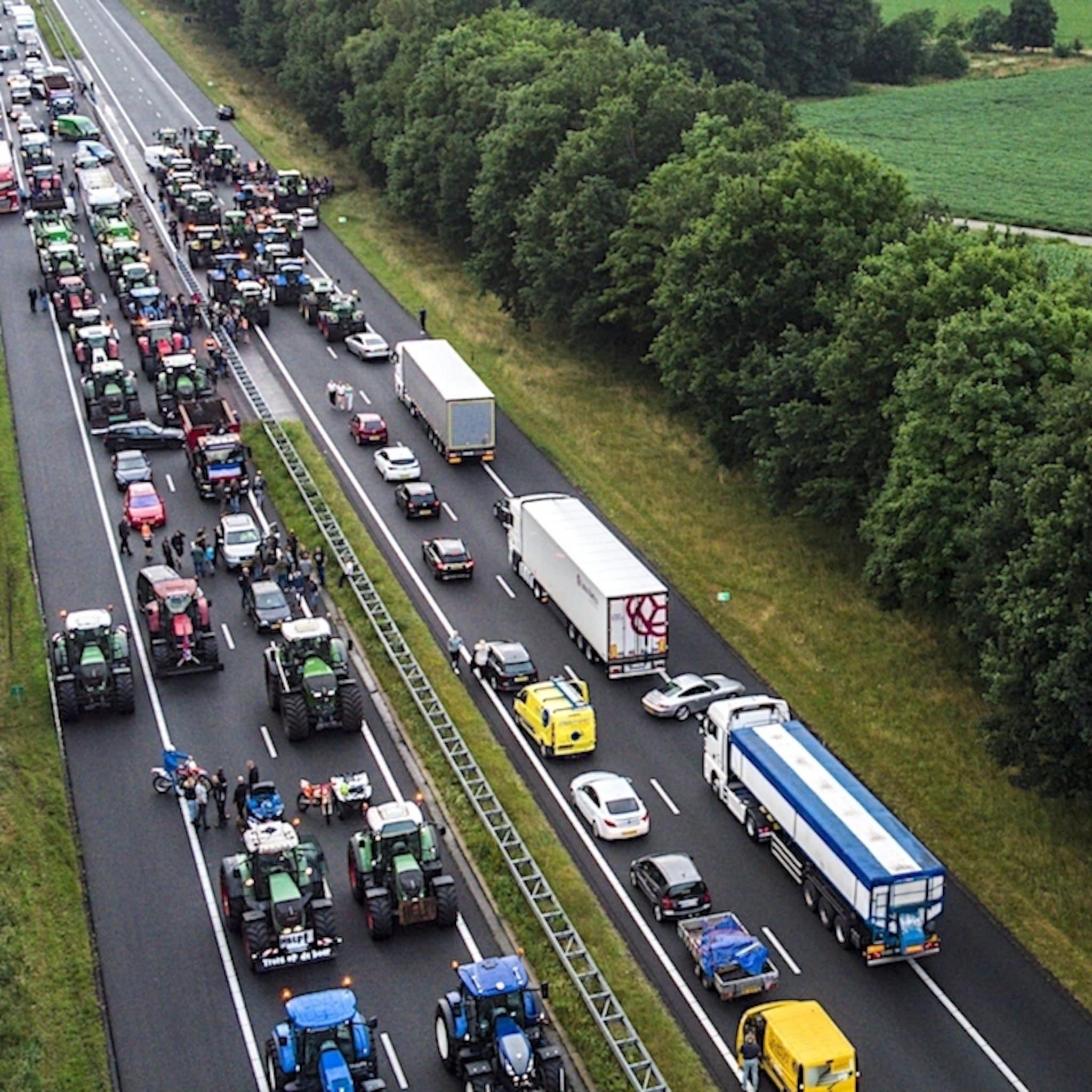 veel hinder door boerenacties op snelweg voor transportbedrijven