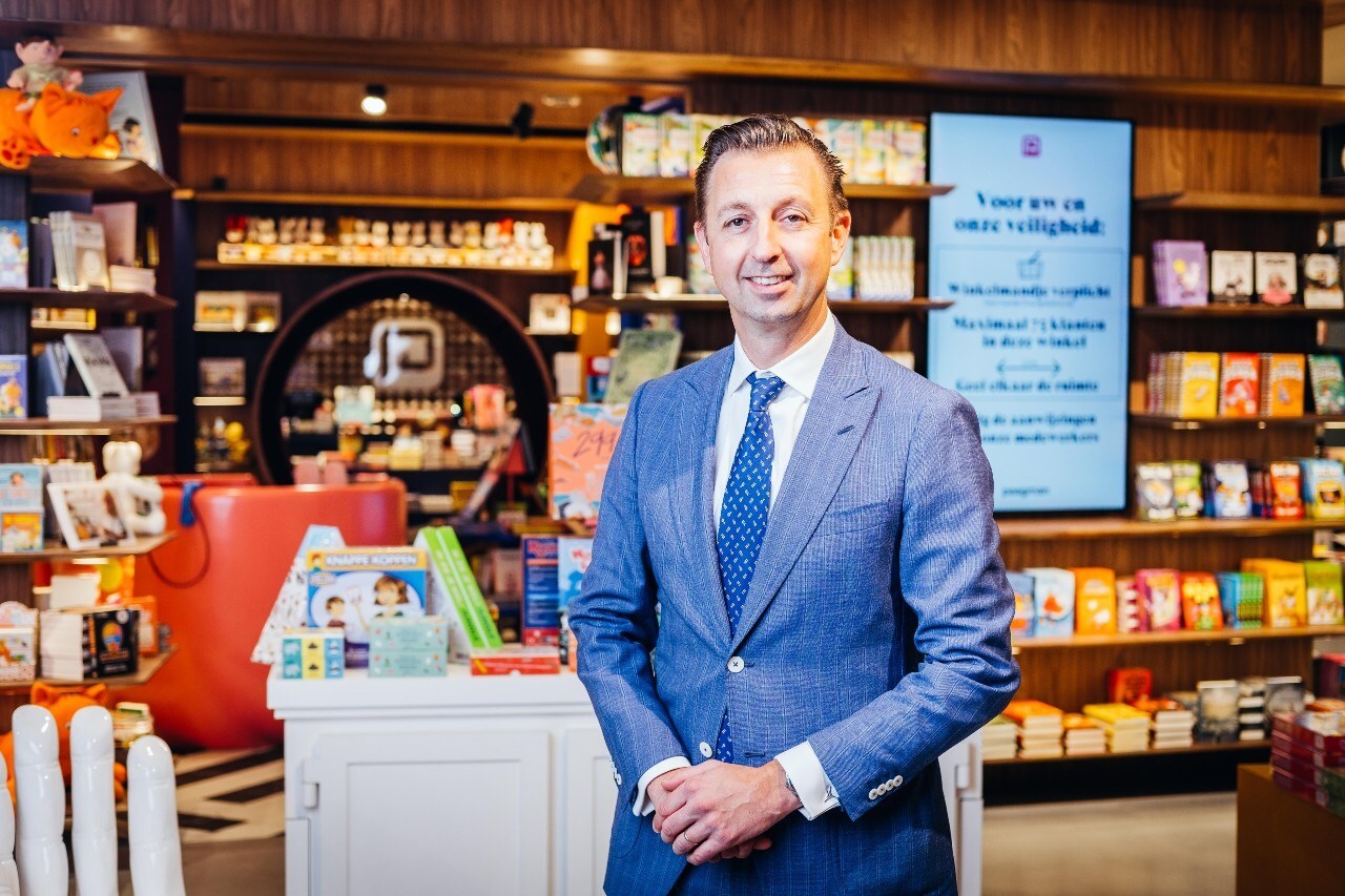 'Natuurlijk merk ik dat het virus oplaait, maar ik ga pas schermen, looprichtingen, mondkapjes en aanpassen openingstijden invoeren als het door de overheid verplicht gesteld gaat worden', vertelt ondernemer Fabian Paagman, van de gelijknamige boekenketen.