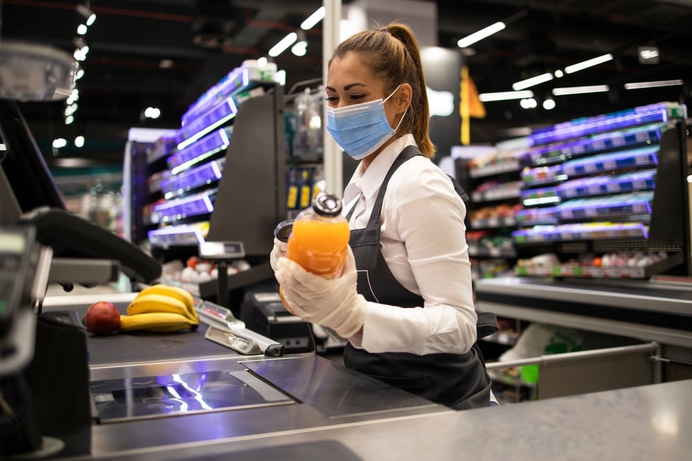 Winkeliers hebben spatschermen klaarliggen en mondkapjes personeel om klanten veilig te laten winkelen bij mogelijke coronamaatregelen. Foto: Shutterstock.