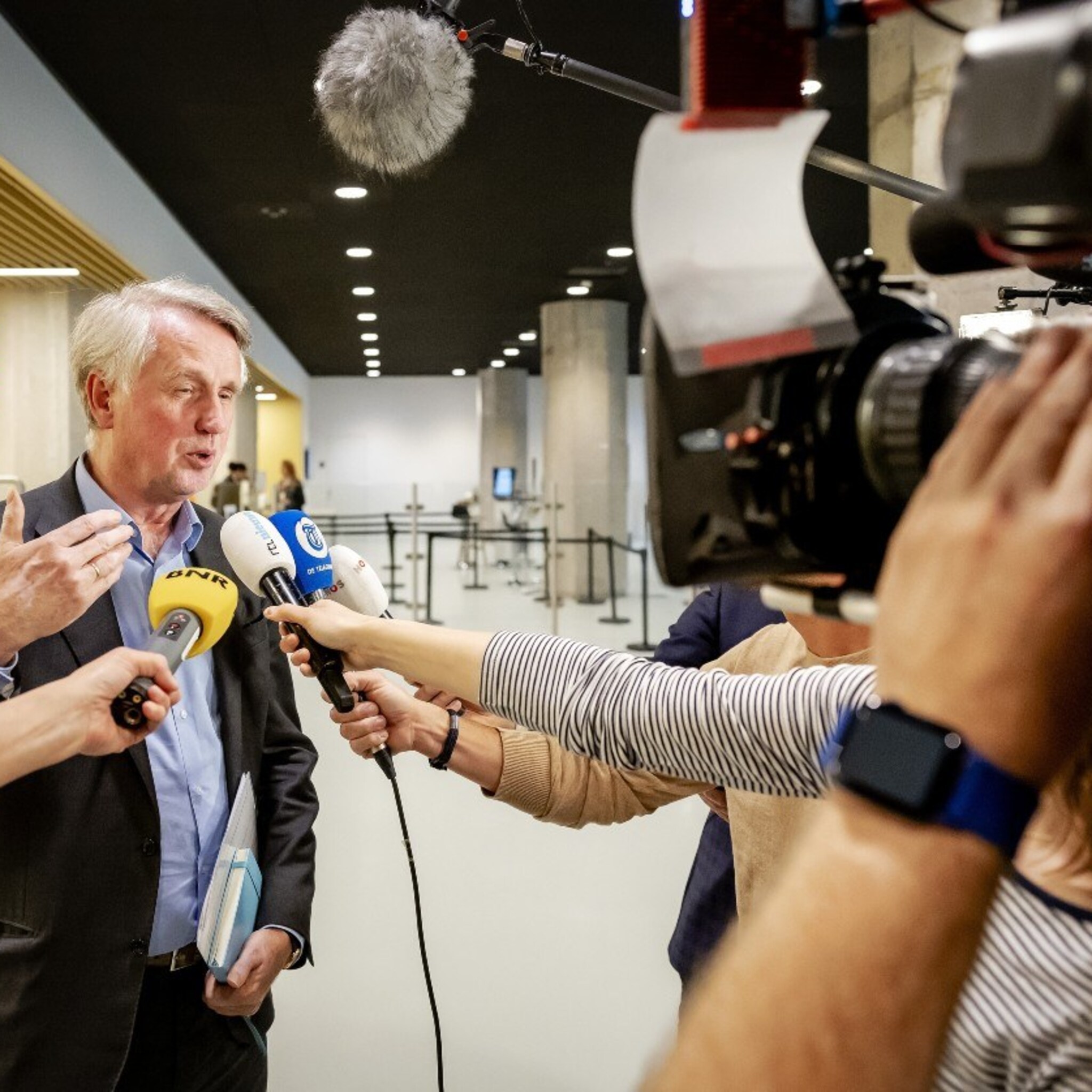 dit vindt hofnar juri hoedemakers van het leiderschap van dick benschop schiphol