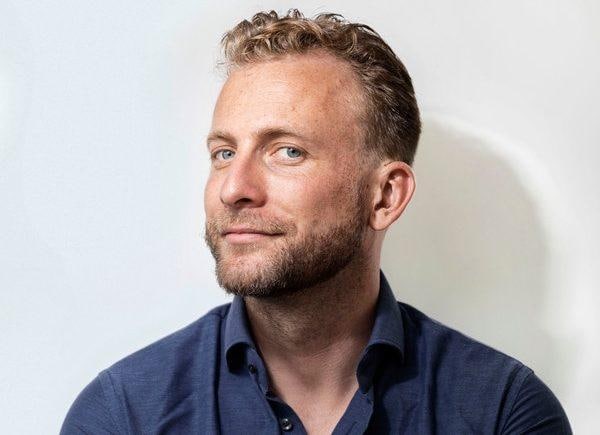 Psycholoog en schrijver Thijs Launspach biedt ons met zijn nieuwe boek troost in een wereld die gek is geworden. Foto: Marco Okhuizen/AD.
