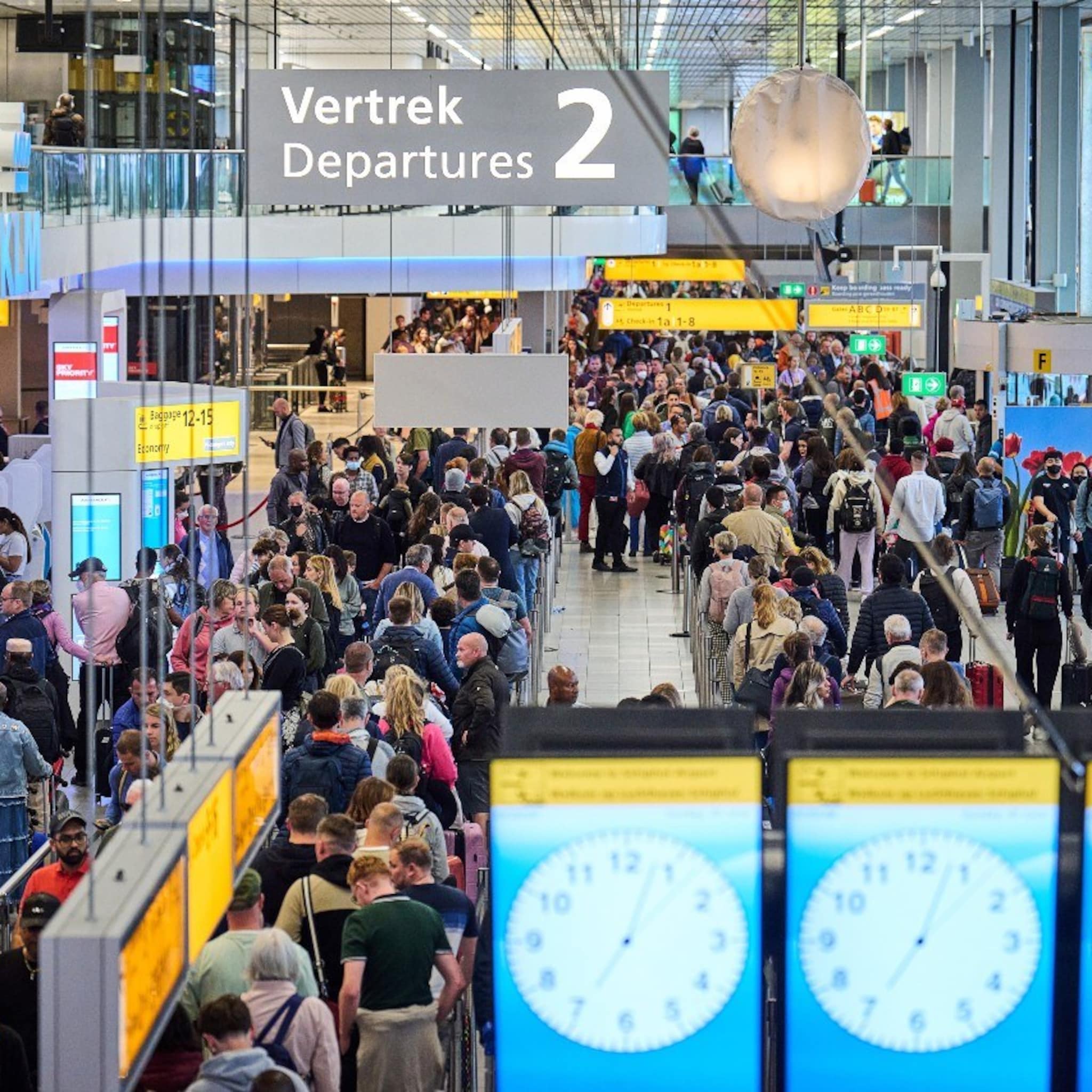 minder vluchten vanaf schiphol minder stoelen en toch je vakantie gaat gewoon door