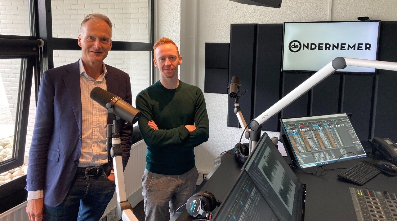 Frank Oostdam (links) met presentator Ron Vergouwen in de studio bij New Business Radio, waar hij te gast was in het De Ondernemer-radioprogramma Met de kennis van nu.