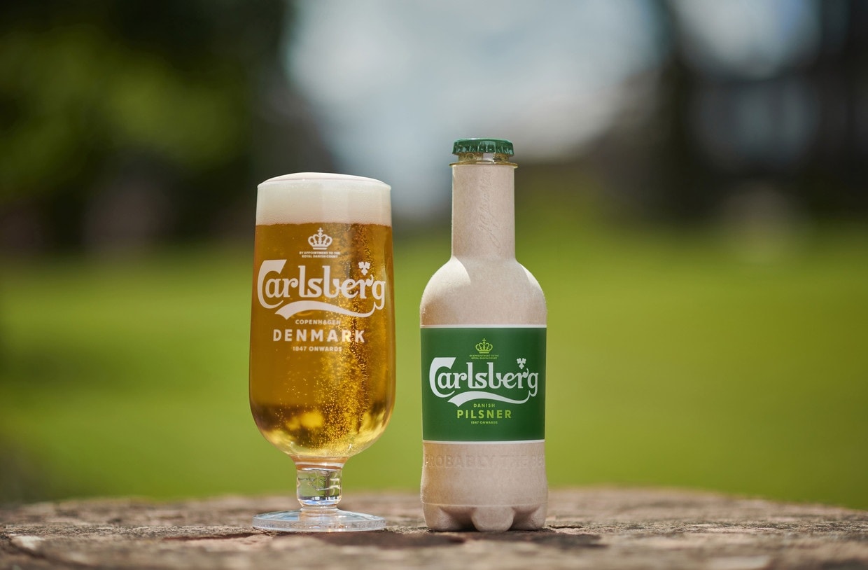 Een 'papieren' bierflesje van Carlsberg, dat wordt gemaakt met bioplastic van het Amsterdamse Avantium. Foto: Carlsberg.