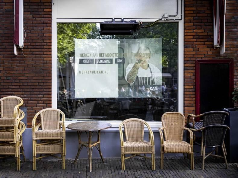 Een bord bij een horecazaak om personeel te werven. Foto: ANP.