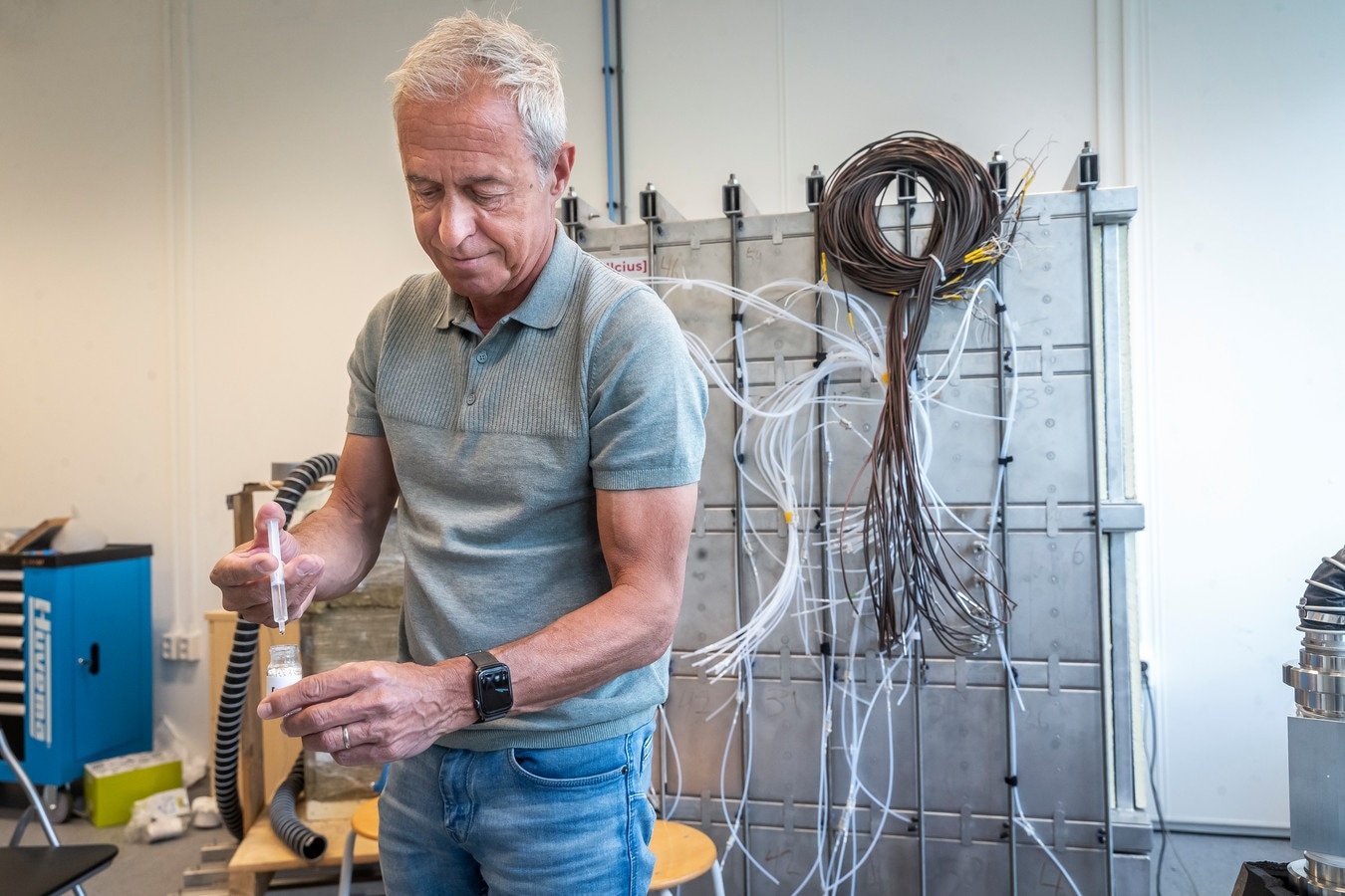 TU/e-hoogleraar en mede-oprichter van Cellcius Olof Adan ontwikkelde een zoutbatterij, waarmee je restwarmte kan opslaan in zout. Foto: Sem Wijnhoven/DCI Media.